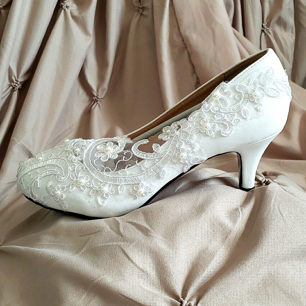Dress First Ivory Lace Detailed Faux Leather Wedding Pump Size 8